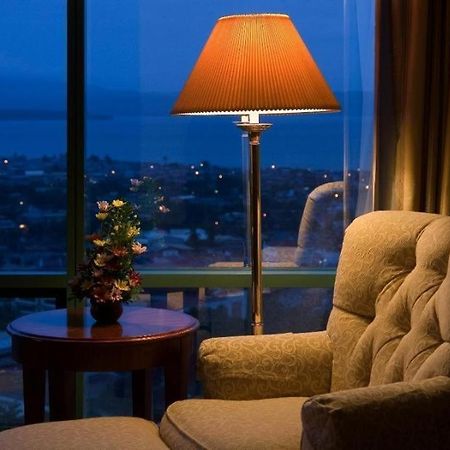 Marco Polo Davao Ξενοδοχείο Δωμάτιο φωτογραφία A table lamp