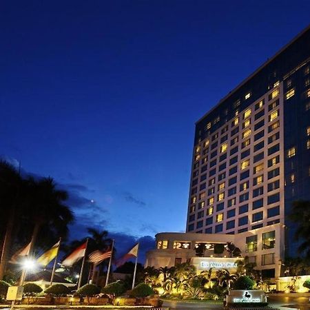 Marco Polo Davao Ξενοδοχείο Εξωτερικό φωτογραφία The hotel at night