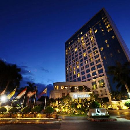 Marco Polo Davao Ξενοδοχείο Εξωτερικό φωτογραφία The hotel at night