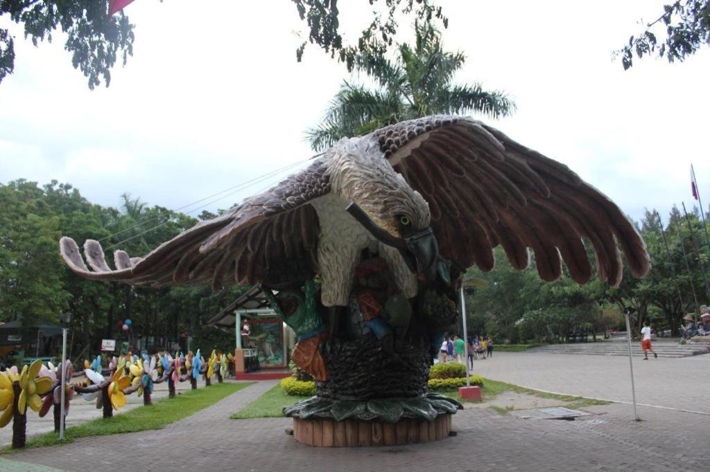 Marco Polo Davao Ξενοδοχείο Εξωτερικό φωτογραφία The Eagle statue at the entrance of the park