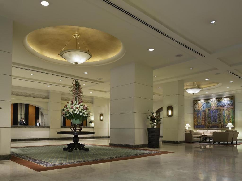 Marco Polo Davao Ξενοδοχείο Εξωτερικό φωτογραφία The lobby of the Taj Bengal