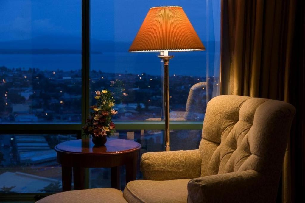 Marco Polo Davao Ξενοδοχείο Δωμάτιο φωτογραφία A table lamp