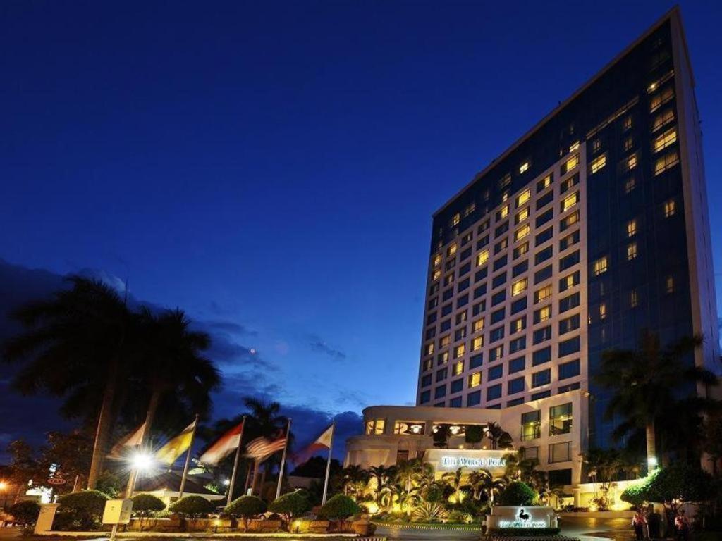 Marco Polo Davao Ξενοδοχείο Εξωτερικό φωτογραφία The hotel at night