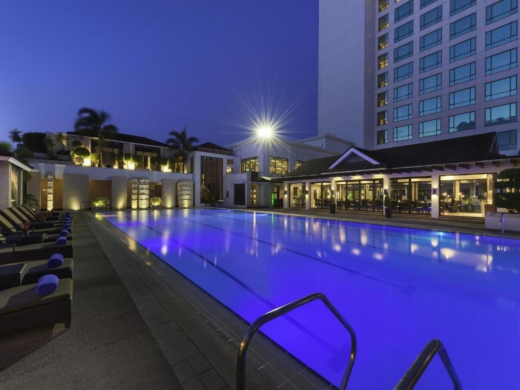 Marco Polo Davao Ξενοδοχείο Εξωτερικό φωτογραφία The pool at the hotel