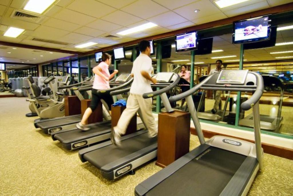 Marco Polo Davao Ξενοδοχείο Εξωτερικό φωτογραφία A row of treadmills