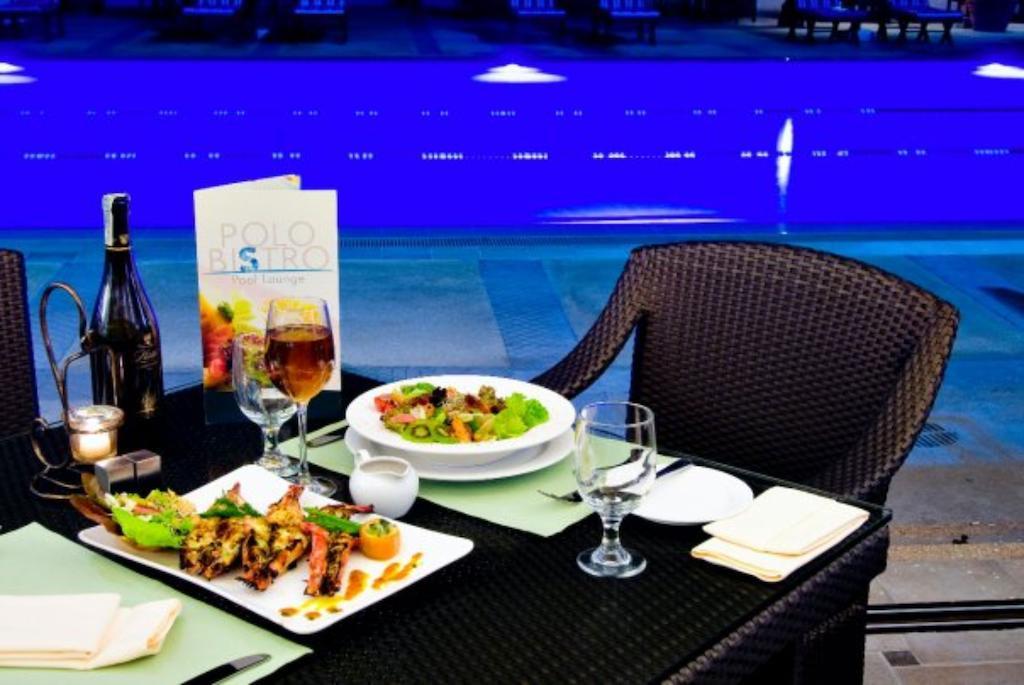 Marco Polo Davao Ξενοδοχείο Εξωτερικό φωτογραφία Poolside dining at the hotel