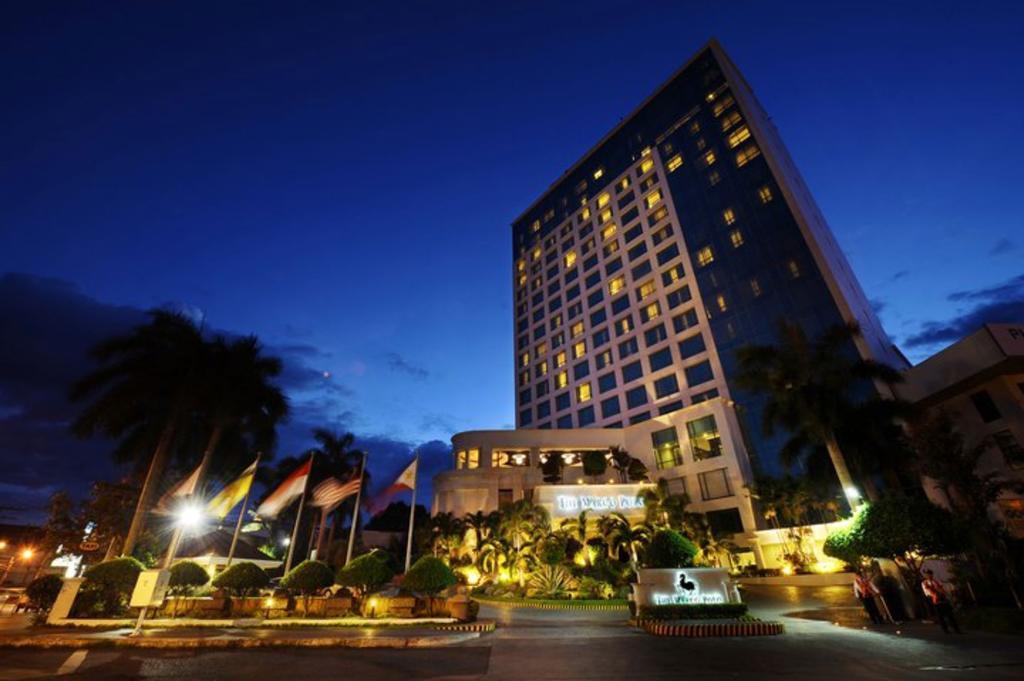 Marco Polo Davao Ξενοδοχείο Εξωτερικό φωτογραφία The hotel at night