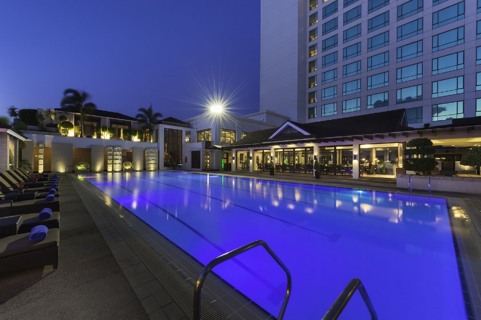 Marco Polo Davao Ξενοδοχείο Εξωτερικό φωτογραφία The pool at the hotel