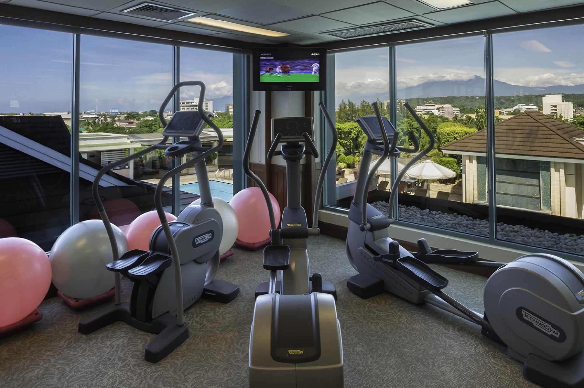 Marco Polo Davao Ξενοδοχείο Εξωτερικό φωτογραφία The gym at the hotel