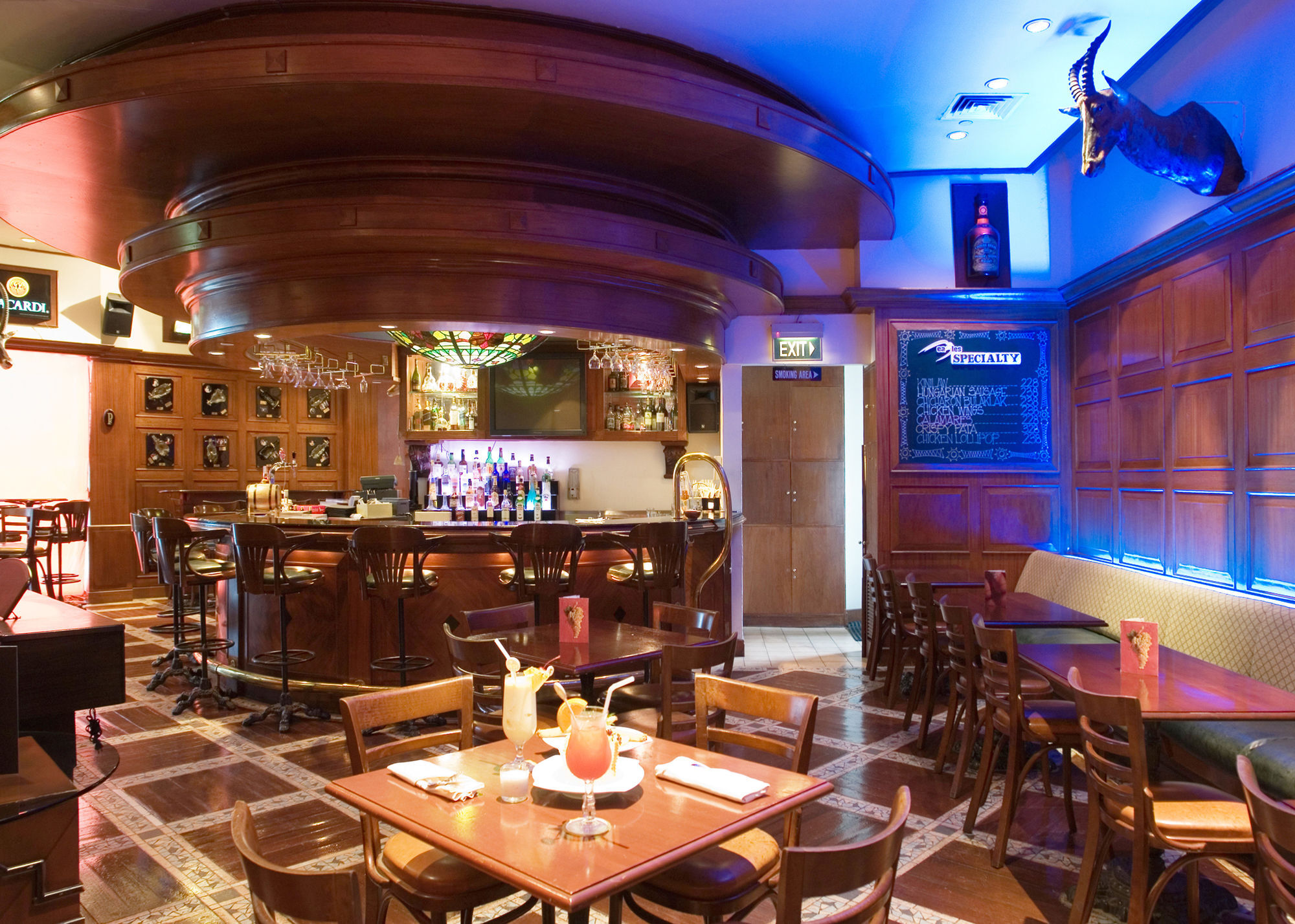 Marco Polo Davao Ξενοδοχείο Εξωτερικό φωτογραφία The interior of a typical bar